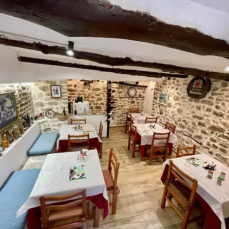 Bed & Breakfast Restaurant & Semani 3*